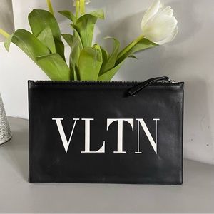 🪽Valentino Garavani Large Leather Pouch Wristlet